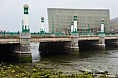 Zurriola-Brücke (Kursaal-Brücke) über Fluss Urumea, im Hintergrund das Kongresszentrum und Auditorium Kursaal, San Sebastian, Golf von Biskaya, Provinz Gipuzkoa, Baskenland, Spanien, Europa