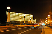 Zurriola-Brücke (Kursaal-Brücke), Fluss Urumea, im Hintergrund das Kongresszentrum und Auditorium Kursaal, San Sebastian, Golf von Biskaya, Provinz Gipuzkoa, Baskenland, Spanien, Europa