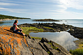 Frau am Ufer der Bucht Warden Cove, Ile aux Lievres, Saint-Laurent-Fluss, Provinz Quebec, Kanada, Nordamerika