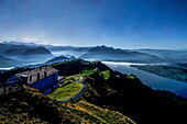 Blick von der Rigi auf das Rigi Kulm Hotel und das Nebelmeer über dem Vierwaldstättersee, Kantone Schwyz und Luzern, Schweiz