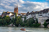 Das Basler Münster und der Rhein in Basel, Schweiz, Europa