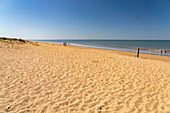  The Plage des Chardons beach in L&#39;Aiguillon-la-Presqu&#39;ile, France  