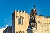  Statue on the monument Monumento agli Eroi e ai Martiri Otrantini del 1480 in front of the old town of Otranto, Apulia, Italy, Europe 