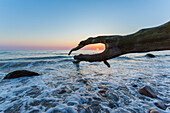 Toter Baum zum Sonnenaufgang am Brodtener Steilufer an der Ostsee, Schleswig-Holstein, Deutschland