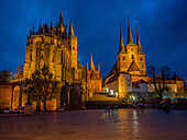  St. Mary&#39;s Cathedral and St. Severi Church at night, Erfurt, Thuringia, Central Germany, Eastern Germany, Germany, Europe 