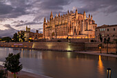  The Cathedral of Palma de Mallorca at night, Palma de Mallorca, Mallorca, Balearic Islands, Mediterranean Sea, Spain 