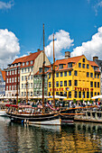 Alte Segelboote im Nyhavn-Kanal, Nyhavn, Kopenhagen, Dänemark, Skandinavien, Europa