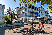 Radfahrer vor Wellnesshotel Ahlbecker Hof, Ostseebad Ahlbeck, Usedom, Mecklenburg-Vorpommern, Deutschland, Europa