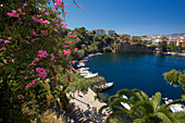  Malerische Aussicht auf den Voulismeni-See in der Stadt Agios Nikolaos, Kreta, Griechenland. 