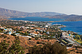  Luftaufnahme des Golfs von Mirabello in der Nähe des Dorfes Elounda. Kreta, Griechenland. 