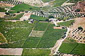 Luftaufnahme von landwirtschaftlichen Flächen vom Berg Juktas, auch bekannt als Berg Giouchtas (Giouhtas), einem Berg im nördlichen Kreta, Griechenland.