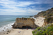  Luftaufnahme des Strandes El Matador in der Nähe von Malibu. Kalifornien, USA. 