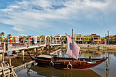  Traditionelles Boot, festgemacht am Fluss Thu Bon. Antike Stadt Hoi An, Provinz Quang Nam, Vietnam. 