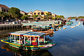  Traditionelle Holzboote auf dem Fluss Thu Bon. Hoi An, Provinz Quang Nam, Vietnam. 