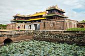  Außenansicht des Mittagstors (Ngo Mon). Kaiserstadt, Hue, Vietnam. 