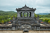  Außenansicht des Stelenhauses am Grab von Khai Dinh (Ung-Grab). Hue, Vietnam. 