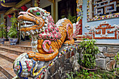  Farbenfrohe Löwenstatue im Tempel von Tran Nhan Tong. Kulturzentrum Huyen Tran, Hue, Vietnam. 