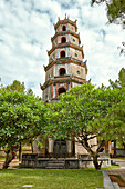  Außenansicht des achteckigen Phuoc-Dien-Turms an der Thien-Mu-Pagode. Hue, Vietnam. 