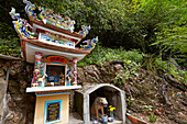  Außenansicht eines kleinen Schreins im Hon Chen Tempel (Tempel der Jadeschale). Hue, Vietnam. 