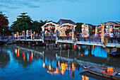  Blick auf die Cau An Hoi-Brücke, die in der Abenddämmerung beleuchtet und im Thu Bon-Fluss reflektiert wird. Antike Stadt Hoi An, Provinz Quang Nam, Vietnam. 