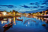  Der Fluss Thu Bon und die antike Stadt Hoi An, beleuchtet in der Abenddämmerung. Hoi An, Provinz Quang Nam, Vietnam. 