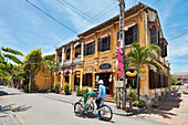  Eine Fahrradrikscha fährt durch die Altstadt von Hoi An. Provinz Quang Nam, Vietnam. 