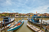  Traditionelle Boote auf dem Fluss Thu Bon in der Altstadt von Hoi An. Hoi An, Provinz Quang Nam, Vietnam. 