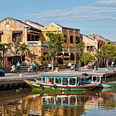  Bunte Boote auf dem Fluss Thu Bon in der Altstadt von Hoi An. Hoi An, Provinz Quang Nam, Vietnam. 