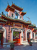  Außenansicht des Eingangstors zur Versammlungshalle von Fujian (Phuc Kien). Antike Stadt Hoi An, Provinz Quang Nam, Vietnam. 