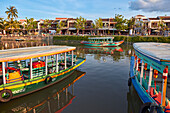  Bunte Boote auf dem Fluss Thu Bon in der Altstadt von Hoi An. Hoi An, Provinz Quang Nam, Vietnam. 