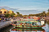  Bunte Boote auf dem Fluss Thu Bon in der Altstadt von Hoi An. Hoi An, Provinz Quang Nam, Vietnam. 