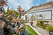  Drachenbrunnen in der kantonesischen Versammlungshalle (Quang Trieu). Antike Stadt Hoi An, Provinz Quang Nam, Vietnam. 