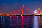  Tran Thi Ly Brücke in der Abenddämmerung beleuchtet. Stadt Da Nang, Vietnam. 