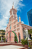  Außenansicht der Kathedrale von Da Nang (Basilika des Heiligen Herzens Jesu). Stadt Da Nang, Vietnam. 