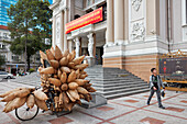  Traditionelle Fischfallen aus Bambus vor dem Opernhaus von Saigon. Ho-Chi-Minh-Stadt, Vietnam. 