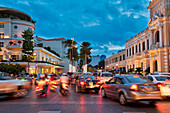  Autos fahren in der Abenddämmerung in der Le Thanh Ton Straße. Bezirk 1, Ho-Chi-Minh-Stadt, Vietnam. 