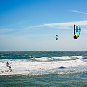  Ein Kiteboarder wird von einem Powerkite über das Wasser gezogen. Mui Ne, Provinz Binh Thuan, Vietnam. 