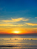  Menschen baden bei Sonnenuntergang im Meer. Insel Phu Quoc, Vietnam. 