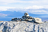 Schweden, Norrbottens län, Abisko, Nationalpark Abisko, Berg Slåttatjåkka mit Steinmännchen