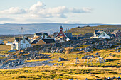 Norwegen, Finnmark, Varangerhalvøya, Hamningberg, Küstendorf mit Kirche