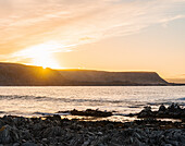 Norwegen, Finnmark, Varangerhalvøya, Hamningberg, Sonnenuntergang