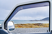 Norwegen, Finnmark, Varangerhalvøya, Berlevåg, Blick durch Autofenster auf Meer