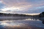 Finnland, Oulanka-Nationalpark, Blick auf See und Wald