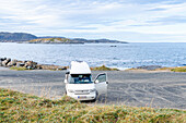 Norwegen, Finnmark, Grense Jakobselv, Russische Grenze, Barentssee, Wohnmobil an der Küste