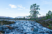 Norwegen, Lyngenalpen, Fluss und Berge