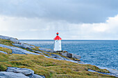 Norwegen, Magerøya, Nordkapphalvøya, Knivskjellodden, Leuchtturm an Küste