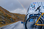 Norwegen, Magerøya, Nordkapphalvøya, Wohnmobil mit Fahrrad auf Straße