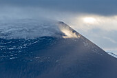 Norwegen, Skjervøy, Berg im Lichtschein Sonnenlicht