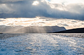 Norwegen, Skjervøy, Küstenlandschaft im Sonnenlicht