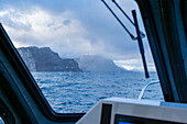 Norwegen, Skjervøy, Fensterblick vom Boot aufs Meer